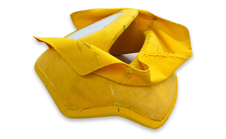 Kiltatuolin vanha kangas poistetaan