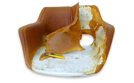 kiltatuolin vanha pehmuste poistetaan